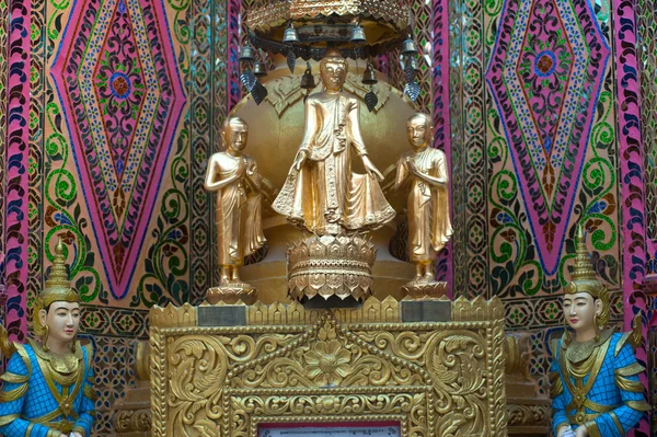 Buddha in piedi a Sutaungyai Pagoda a Mandalay Hill, Myanmar . — Foto Stock