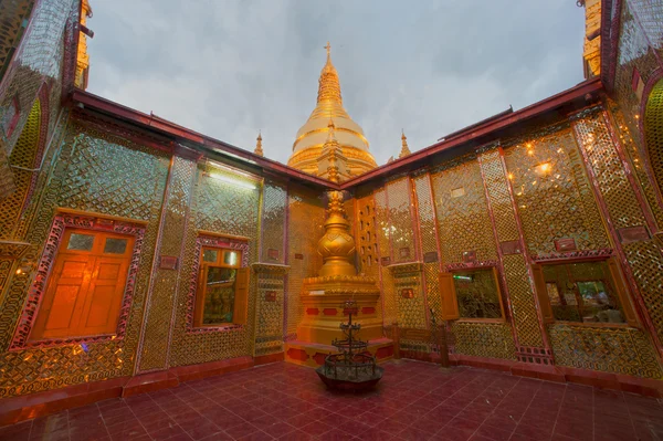 Pagoda de Sutaungyai en Mandalay Hill . — Foto de Stock