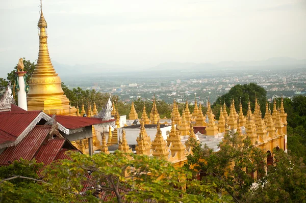 Tempel dak en stoepa, Sutaungpyai pagode, Hill van Mandalay, Myanmar — Stockfoto