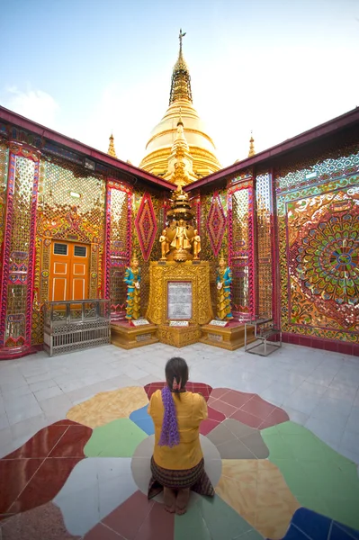 Culte à la pagode Sutaungyai à Mandalay Hill, Myanmar . — Photo