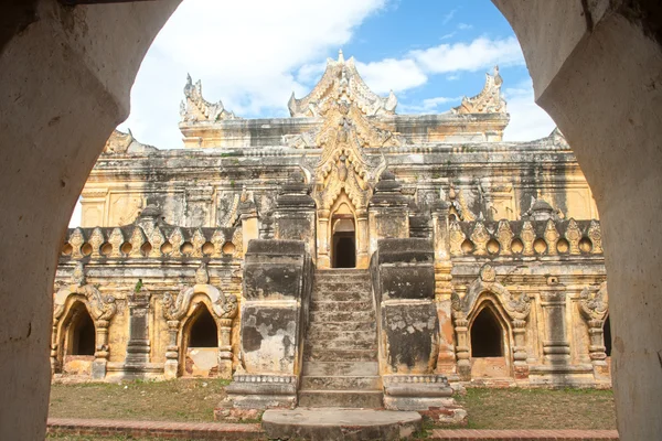 Maha Aung teeds Bon Zan kloster. — Stockfoto