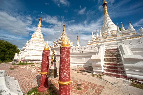 Biała Pagoda w pobliżu Maha Aung Mye Bon Zan klasztor. — Zdjęcie stockowe