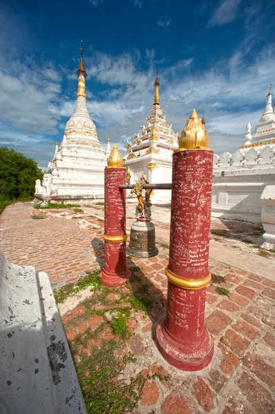 Pagode blanche près du monastère Maha Aung Mye Bon Zan . — Photo