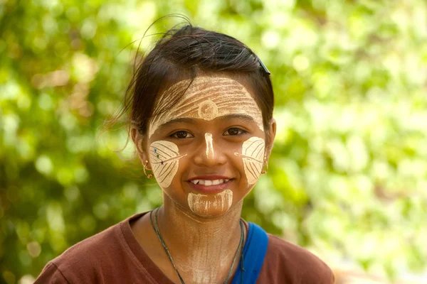 Myanmar yüzünde thanaka kadınla.