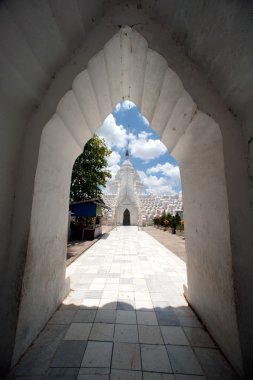 Giriş kapısı Hsinbyume Pagoda Myanmar için.
