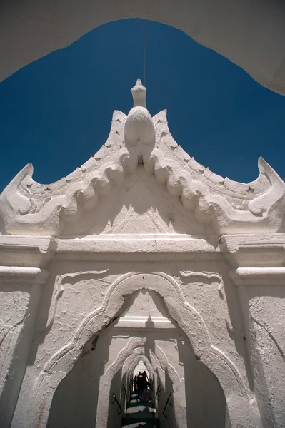 Infart till Hsinbyume Pagoda i Myanmar. — Stockfoto