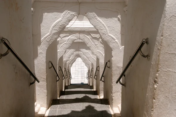 Vstupní brána do Hsinbyume Pagoda v Myanmaru. — Stock fotografie