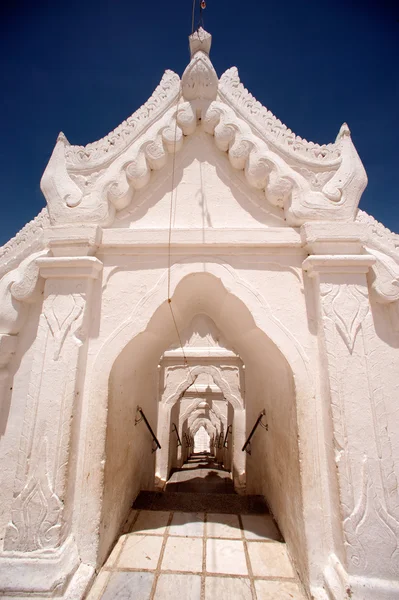 Vstupní brána do Hsinbyume Pagoda v Myanmaru. — Stock fotografie
