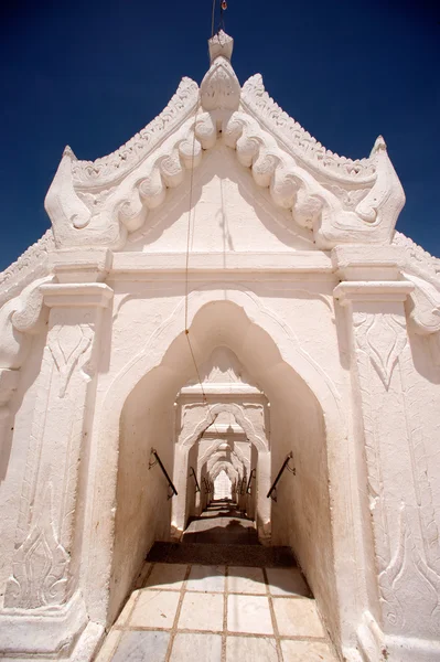 Porte d'entrée de la pagode Hsinbyume au Myanmar . — Photo