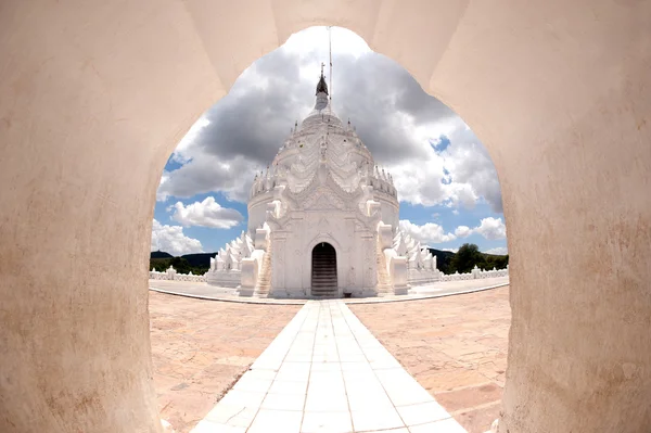 Top van Hsinbyume pagode in Myanmar. — Stockfoto