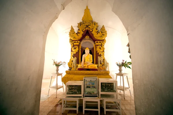 Vergadering van Boeddha in Hsinbyume pagode in Myanmar. — Stockfoto