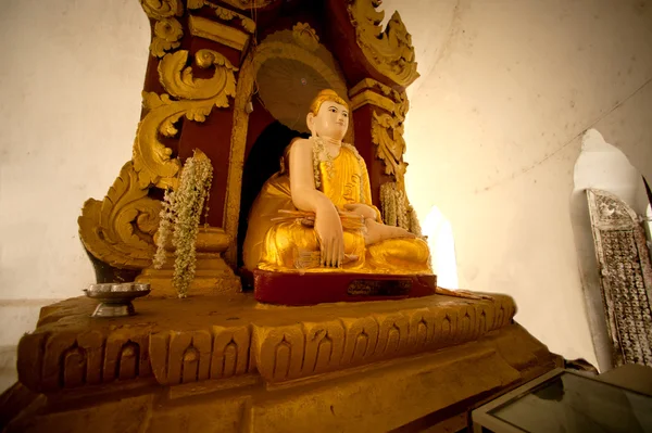 Buda sentado no Pagode Hsinbyume em Mianmar . — Fotografia de Stock