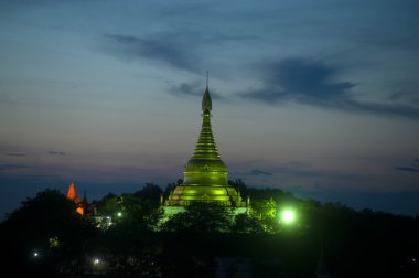 Gece sahne Pagoda yakında U Pone Nya Shin Tapınağı, Myanmar.