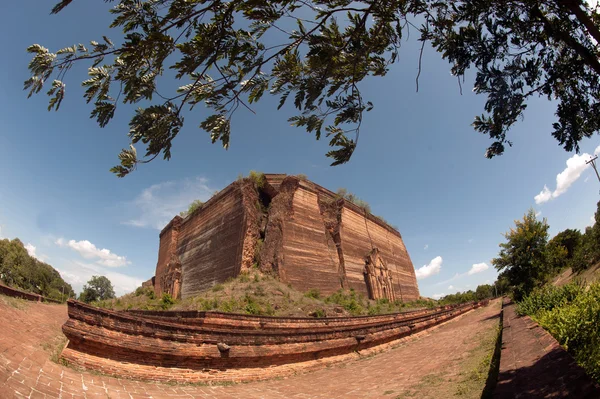 Verwoeste pagode in Mingun Paya of Mantara Gyi Paya pagode, Myanmar. — Stockfoto