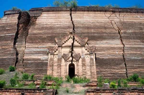 Pagode arruinado em Mingun Paya ou Pagode Mantara Gyi Paya, Mianmar . — Fotografia de Stock