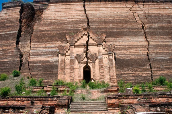 Förstörda pagoden i Mingun Paya eller Mantara Gyi Paya Pagoda, Myanmar. — Stockfoto