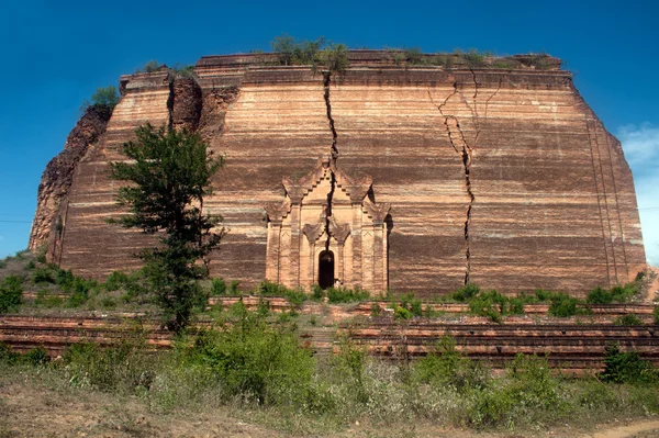 Verwoeste pagode in Mingun Paya of Mantara Gyi Paya pagode, Myanmar. — Stockfoto