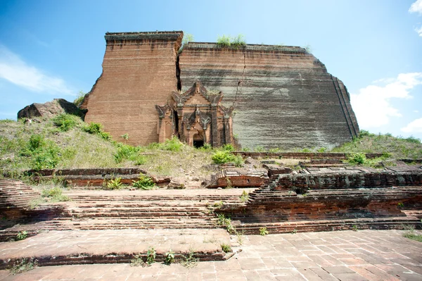 Verwoeste pagode in Mingun Paya of Mantara Gyi Paya pagode, Myanmar. — Stockfoto