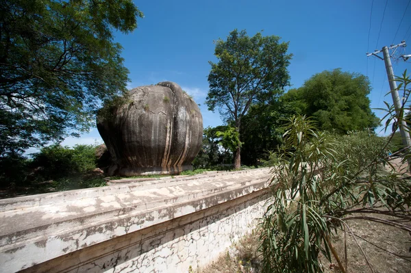 Las paradas de un enorme león guardián (chinthe) frente a Mingun Paya Pagada, Myanmar . —  Fotos de Stock