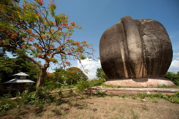 大规模的监护人狮子 (chinthe) 在 Mingun 帕亚塔、 缅甸的臀部. — 图库照片