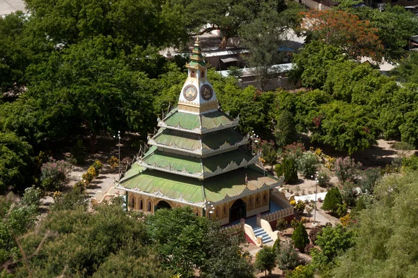 The view from the top of the pagoda looks out on Atemberaubende Aussichten in Myanmar. — Stock Photo, Image