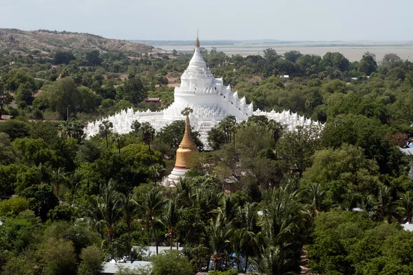 Widok z góry pagoda wychodzi na Mya Theindan pagoda, Myanmar. — Zdjęcie stockowe