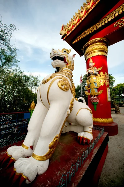 Wächterlöwe des bald u pone nya shin Tempels, Myanmar. — Stockfoto