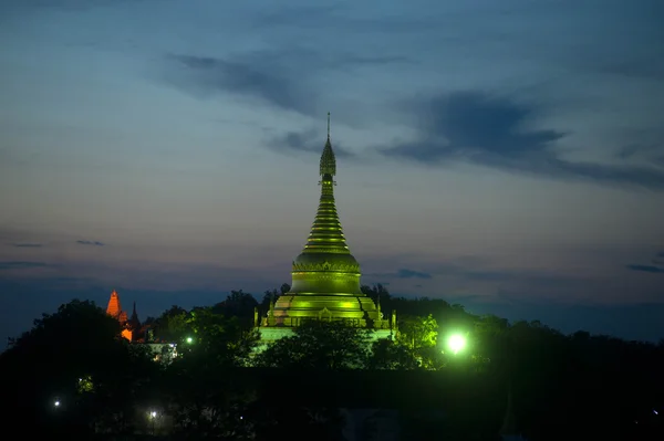 Nachtscène van pagode in spoedig U Pone Nya Shin tempel, Myanmar. — Stockfoto