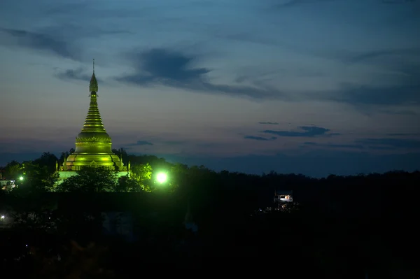 Nachtscène van pagode in spoedig U Pone Nya Shin tempel, Myanmar. — Stockfoto