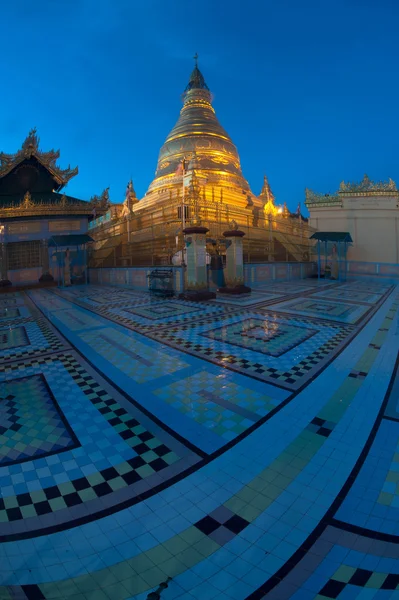 Twilight weergave van snel U Pone Nya Shin pagode, Myanmar. — Stockfoto