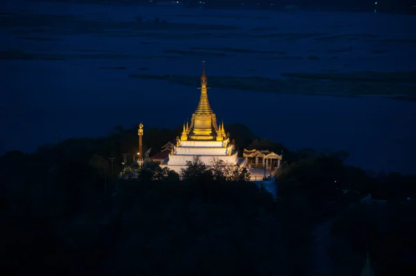 Nacht uitzicht op de rivier Ayeyarwady van Sagaing hill, de divisie Sagaing in Myanmar. — Stockfoto