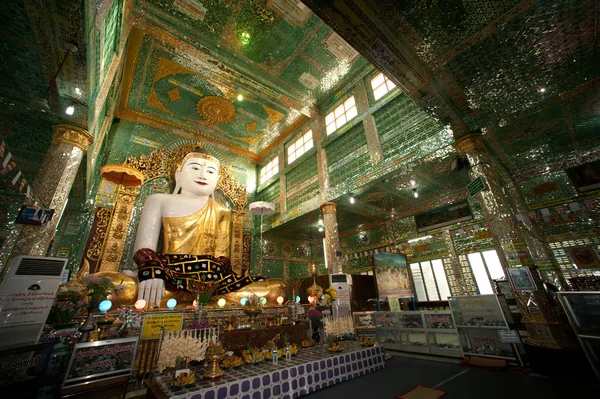 Den sittande Buddha presiderade i snart U Pone Nya Shin Payá, Myanmar. — Stockfoto