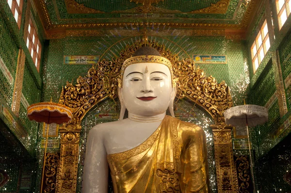 The seated Buddha presiding in Soon U Pone Nya Shin Paya,Myanmar. — Stock Photo, Image