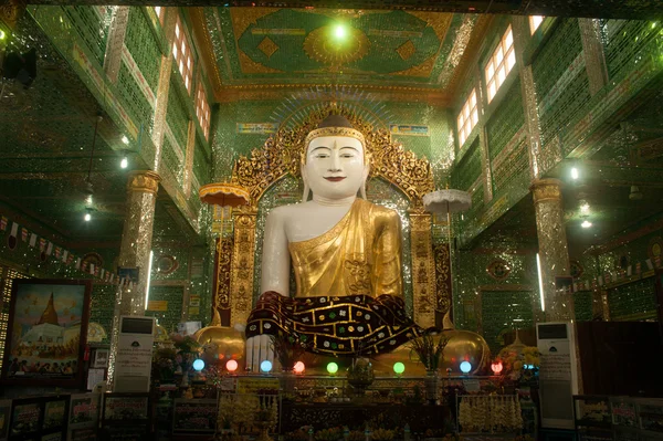 O Buda sentado presidindo em breve U Pone Nya Shin Paya, Myanmar . — Fotografia de Stock