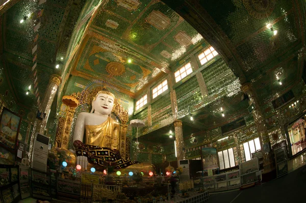 O Buda sentado presidindo em breve U Pone Nya Shin Paya, Myanmar . — Fotografia de Stock