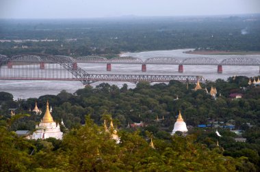 Sagaing hill, Sagaing bölümü, Myanmar nehirden Ayeyarwady görünümünü.