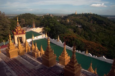 U Min Thonze, Sagaing tepesi, Sagaing Division Myanmar üzerinde Teras.