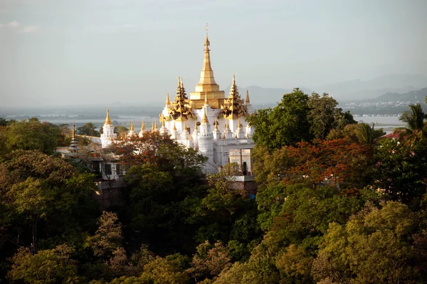 Vista de Pagoda da colina Sagaing, Divisão Sagaing, Mianmar . — Fotografia de Stock