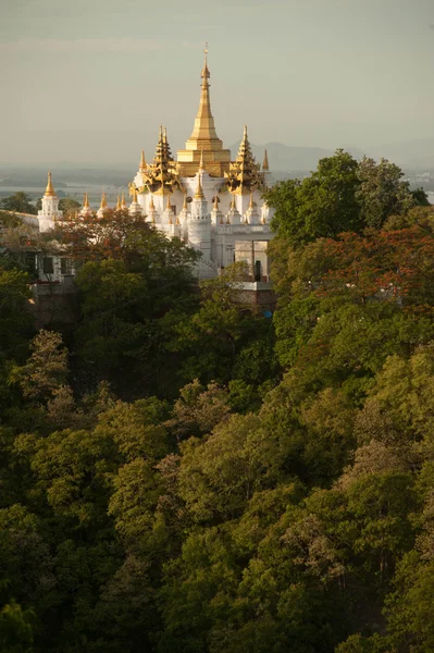 Vista de Pagoda da colina Sagaing, Divisão Sagaing, Mianmar . — Fotografia de Stock