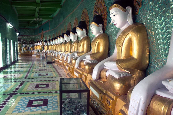 Řádek Buddhů v U Min Thonze jeskyně, Sagaing hill, Myanmar. — Stock fotografie
