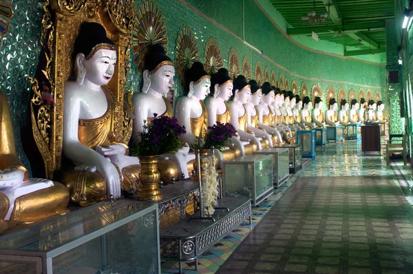 Reihe von Buddhas in u min thonze Höhle, sagaing Hill, myanmar. — Stockfoto