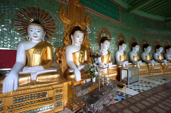 Ряд Будд в пещере У Мин Тхонзе, холм Сагаинг, Мьянма . — стоковое фото