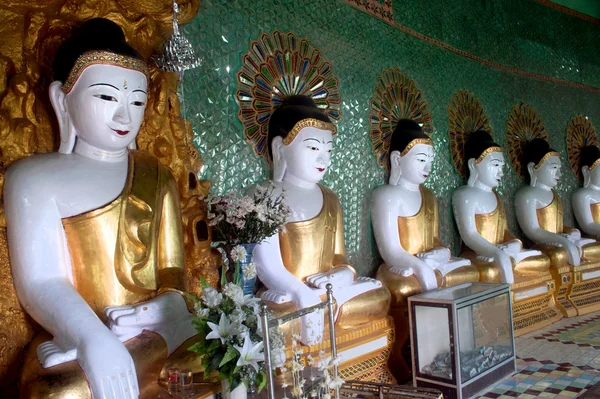 Řádek Buddhů v U Min Thonze jeskyně, Sagaing hill, Myanmar. — Stock fotografie