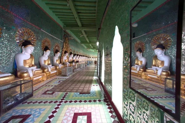 Rij van Boeddha's in U Min Thonze cave, Sagaing hill, Myanmar. — Stockfoto