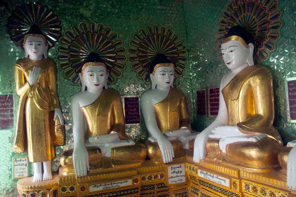 Fila de Budas en la cueva U Min Thonze, colina Sagaing, Myanmar . — Foto de Stock