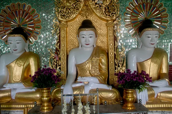 Rangée de Bouddhas dans la grotte U Min Thonze, colline Sagaing, Myanmar . — Photo