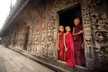 Üç genç rahipler Mandalay, Myanmar Shwenandaw manastırı ayakta.