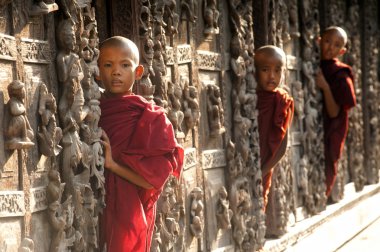 Üç genç rahipler Mandalay, Myanmar Shwenandaw manastırı ayakta.