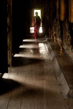 Üç genç rahipler Shwenandaw Manastırı Mandalay, Myanmar, yürüyüş.