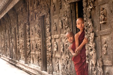Shwenandaw Manastırı Mandalay, Myanmar, ayakta iki genç rahipler.